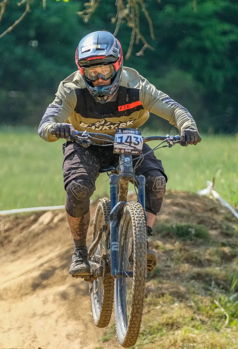 Tomáš preteká enduro v plnom výstroji
