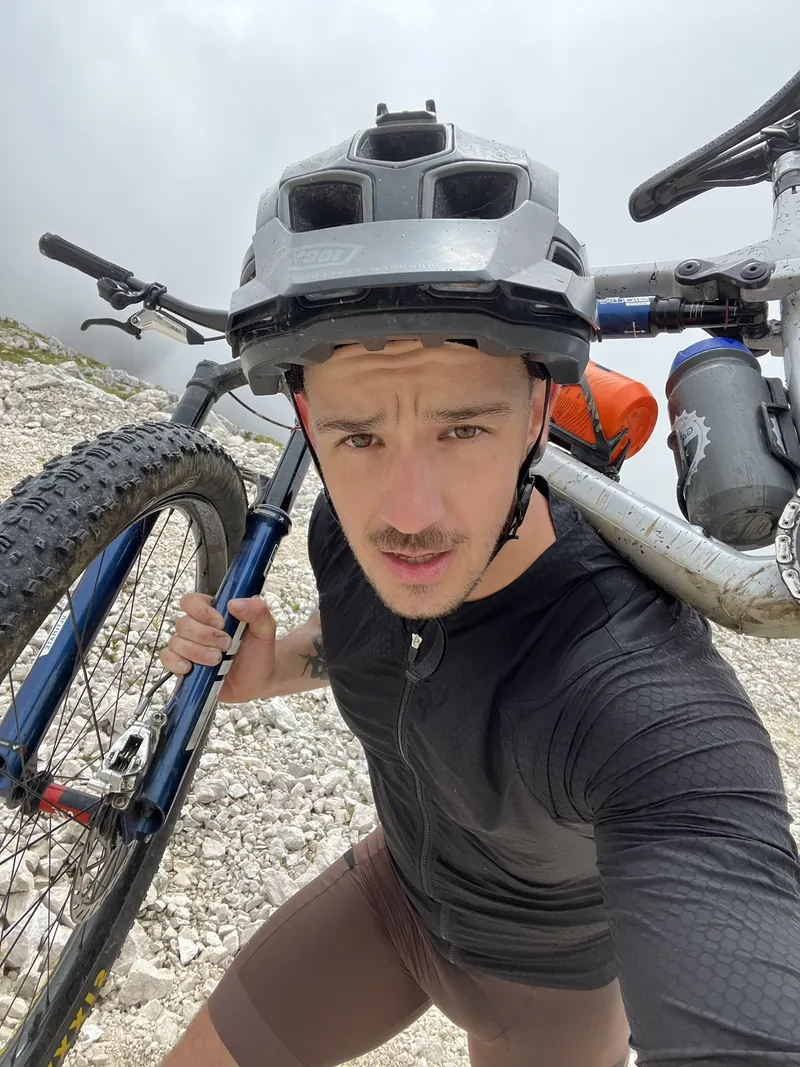 Tomáš v helme s XC bicyklom v horách
